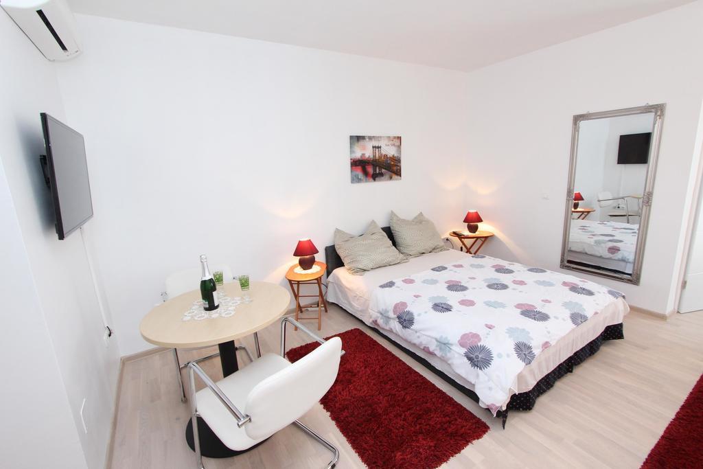Rooms And Apartments Sally Rovinj Exterior foto