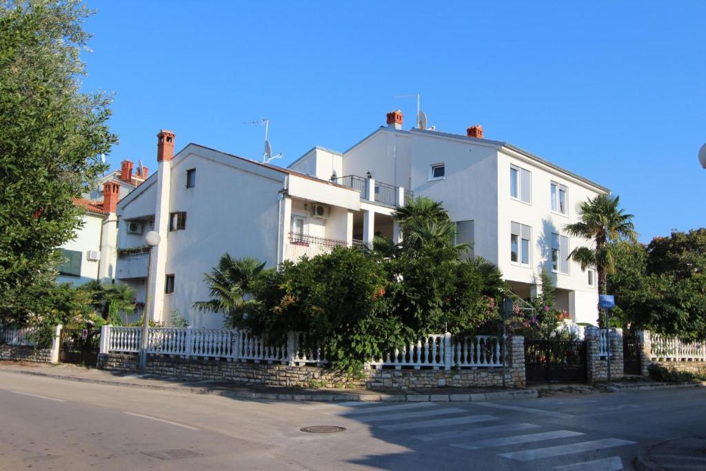 Rooms And Apartments Sally Rovinj Exterior foto