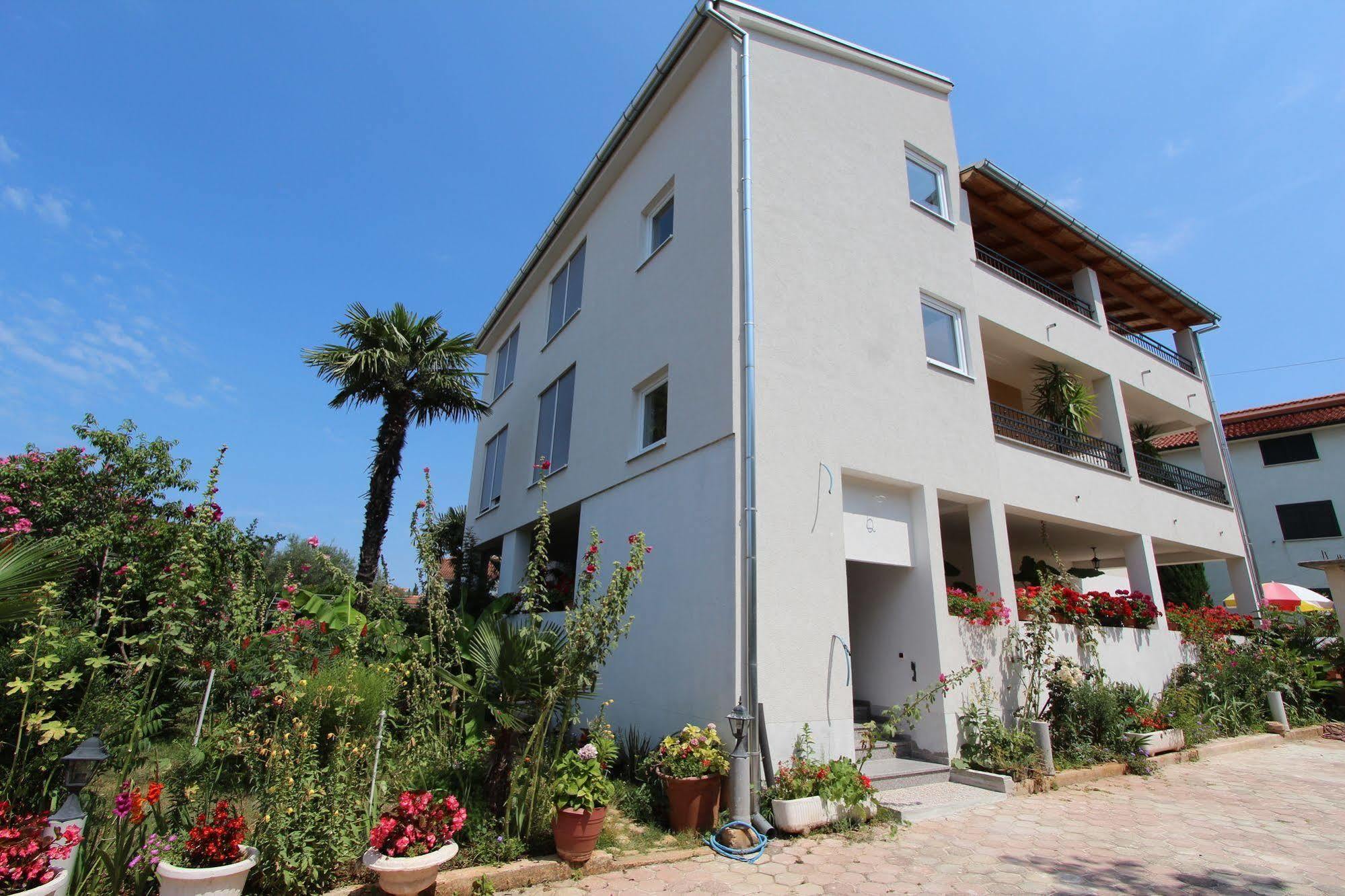 Rooms And Apartments Sally Rovinj Exterior foto
